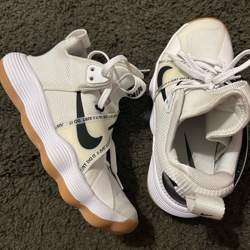 Nike hyper set volleyball shoes like new